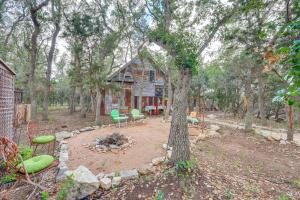 Taman di luar Pet-Friendly Wimberley Cabin with Fire Pit and Hot Tub