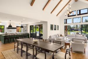 Khu vực ghế ngồi tại Suncadia 5 Bdrm Custom Home, Perfect for Small Events