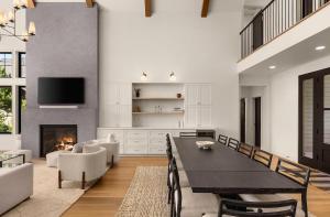 Khu vực ghế ngồi tại Suncadia 5 Bdrm Custom Home, Perfect for Small Events