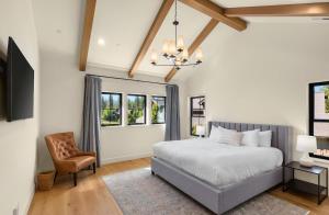 Giường trong phòng chung tại Suncadia 5 Bdrm Custom Home, Perfect for Small Events