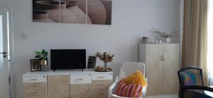 Televízia a/alebo spoločenská miestnosť v ubytovaní Paryskie Studio w sercu Warszawy