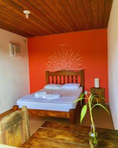 Rúm í herbergi á Guava Hostel Serra Grande