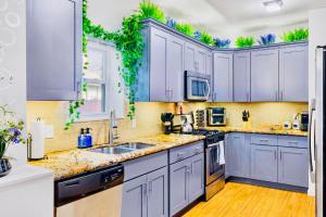 Dapur atau dapur kecil di 5BDRM 10BD with King BBQ Patio 1 MIN walk Carson ST