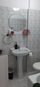 Kúpeľňa v ubytovaní Paryskie Studio w sercu Warszawy + 7 fotografií