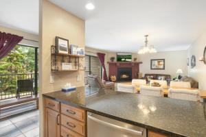 エイボンにあるBeaver Creek West S2 - 3 Bedroom condoのキッチン、リビングルームが備わります。
