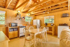 Η κουζίνα ή μικρή κουζίνα στο Private Dock on Messalonskee Lake Cozy Cottage! +16 φωτογραφίες