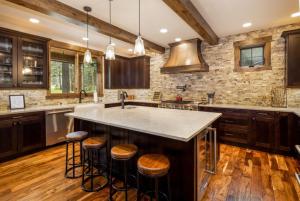 a kitchen with a large island with bar stools at Suncadia 3 Bdrm Pet Friendly Home on the Golf Course in Cle Elum