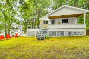 Κήπος έξω από το Private Dock on Messalonskee Lake Cozy Cottage!