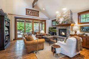 a living room with a couch and a fireplace at Suncadia 3 Bdrm Pet Friendly Home with Hot Tub in Cle Elum