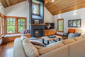a living room with a couch and a fireplace at Suncadia 3 Bdrm Home on the Golf Course Near Swiftwater in Cle Elum