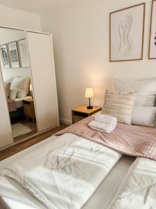 เตียงในห้องที่ City-Apartment - private parking