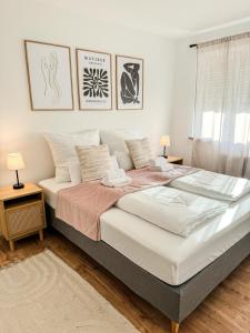 เตียงในห้องที่ City-Apartment - private parking