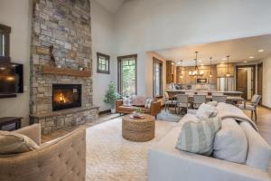 un salon avec un canapé et une cheminée dans l'établissement Suncadia Golf Course View 4 Bdrm Home, à Cle Elum