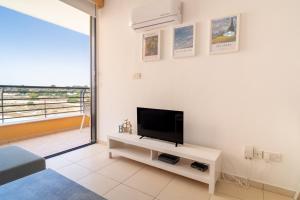 TV a/nebo společenská místnost v ubytování Mirabella Mackenzie 1 Bedroom Flat Near the Sea