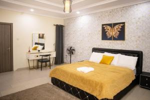 Ένα ή περισσότερα κρεβάτια σε δωμάτιο στο LEKKI SECRET MANSION 'n' SWIMMING POOl