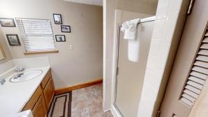 a bathroom with a shower and a sink and a toilet at Roberts Trappers Lodge - Pet Friendly - WiFi- Trailer Parking - Garage Access - Washer - Dryer - Great Views in Red River