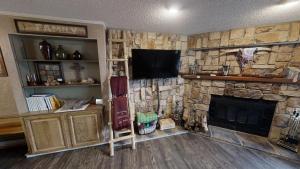 Кухня или мини-кухня в Rose Rock Mountain View - Pet Friendly - Fireplace - WiFi - Hot Tub - Washer - Dryer

