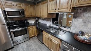 Кухня или мини-кухня в Rose Rock Mountain View - Pet Friendly - Fireplace - WiFi - Hot Tub - Washer - Dryer
 +18 фотографий