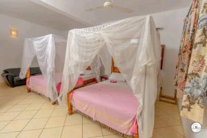 Katil atau katil-katil dalam bilik di Mlima cottage