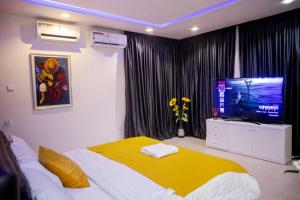 Ένα ή περισσότερα κρεβάτια σε δωμάτιο στο LEKKI SECRET MANSION 'n' SWIMMING POOl