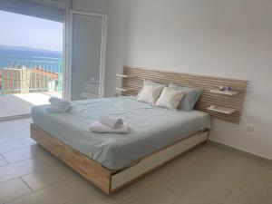 Giường trong phòng chung tại Villa DAMAKI