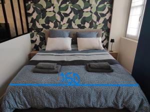 Un dormitorio con una cama con un edredón azul. en Appartement Quai Abbé Grégoire, en Blois