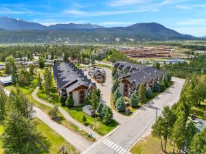 eine Luftaufnahme eines Resorts mit Bergen im Hintergrund in der Unterkunft Grizzly Springs, Outdoor Pool, Hot Tub, Fireplace in Radium Hot Springs