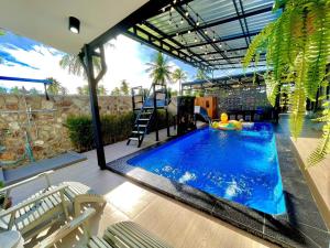 a swimming pool with a slide in a house at Heartbeat The Wisdom บ้านหรู ฟังค์ชั่นครบ in Bang Lamung