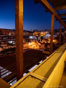 een uitzicht vanaf het dak van een gebouw 's nachts bij Casa de la Kosa in San Miguel de Abona +45 foto's