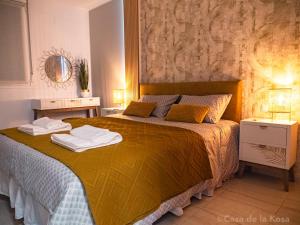 een slaapkamer met een bed met twee handdoeken erop bij Casa de la Kosa in San Miguel de Abona