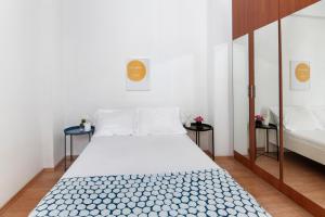 Giường trong phòng chung tại Welcome! Perfect Location-City Center