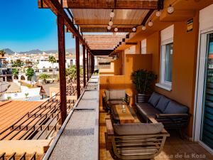 een patio met een bank en een tafel op een balkon bij Casa de la Kosa in San Miguel de Abona