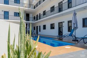 Πισίνα στο ή κοντά στο Modern Condo Pools Private BBQ Malecon 4 Blocks