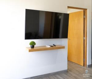Μια τηλεόραση ή/και κέντρο ψυχαγωγίας στο Modern Condo Pools Private BBQ Malecon 4 Blocks