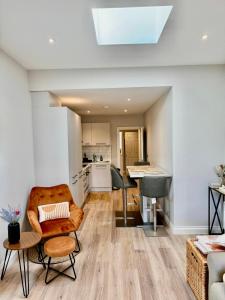 Kuchyň nebo kuchyňský kout v ubytování Brand New Apt -Coastal Breeze 1-bedroom apartment in Bournemouth with free parking- sleeps 4 ppl- internet