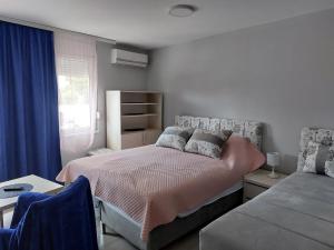 Postel nebo postele na pokoji v ubytování Apartments MIMOZA