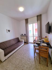 フィナーレ・リーグレにあるCasa dell'Altromondoのソファとテーブルのあるリビングルーム +14枚の写真