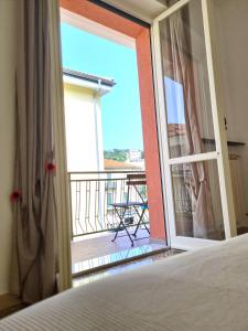 フィナーレ・リーグレにあるCasa dell'Altromondoのベッドルーム1室(バルコニーに面したドア付)