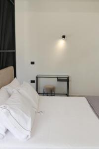 Кровать или кровати в номере Caldera Suites "Ελιά"