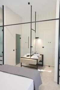 Кровать или кровати в номере Caldera Suites "Ελιά"