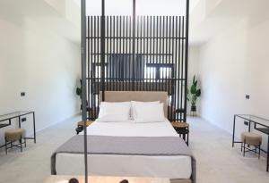 Кровать или кровати в номере Caldera Suites "Ελιά"
