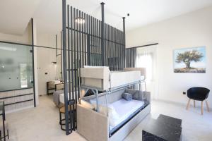 Кровать или кровати в номере Caldera Suites "Ελιά"