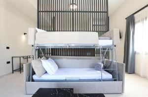Кровать или кровати в номере Caldera Suites "Ελιά"