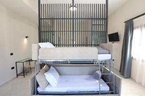 Кровать или кровати в номере Caldera Suites "Ελιά"