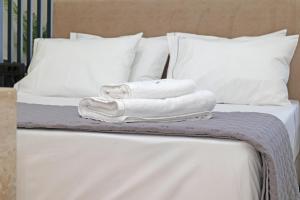 Кровать или кровати в номере Caldera Suites "Ελιά"