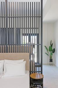 Кровать или кровати в номере Caldera Suites "Ελιά"