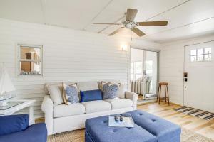 Prostor za sedenje u objektu Breezy Ocean Pines Cottage with Patio and Pool Access!