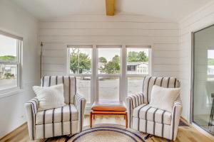 Prostor za sedenje u objektu Breezy Ocean Pines Cottage with Patio and Pool Access!