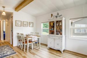 Fotografija u galeriji objekta Breezy Ocean Pines Cottage with Patio and Pool Access! u gradu Oušan Pajns