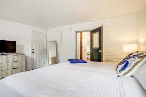 Krevet ili kreveti u jedinici u okviru objekta Breezy Ocean Pines Cottage with Patio and Pool Access!